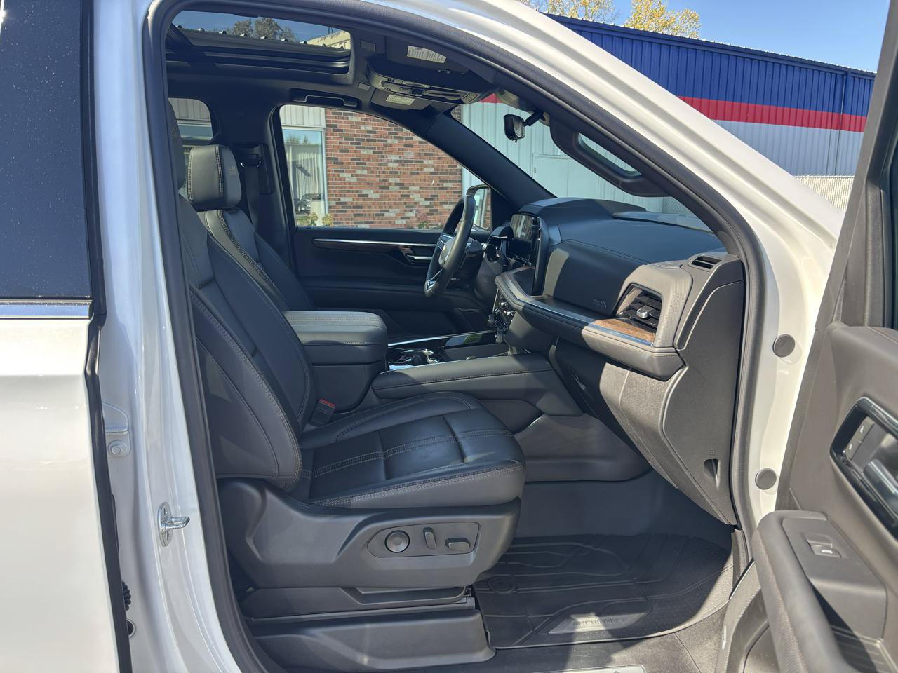 Used 2025 Chevrolet Suburban High Country AWD/4WD image 16