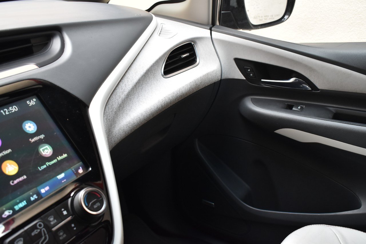 Used 2020 Chevrolet Bolt Premier w/ Infotainment Package FWD image 34