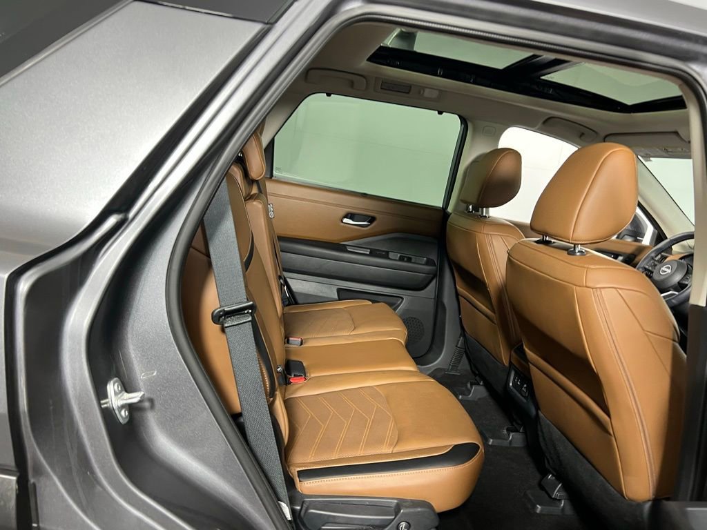 Used 2024 Nissan Pathfinder Platinum w/ Cargo Package image 25
