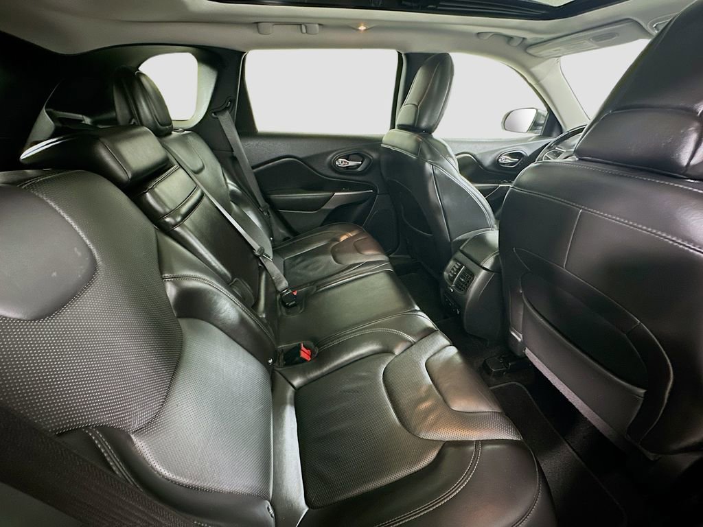 Used 2019 Jeep Cherokee Limited image 25