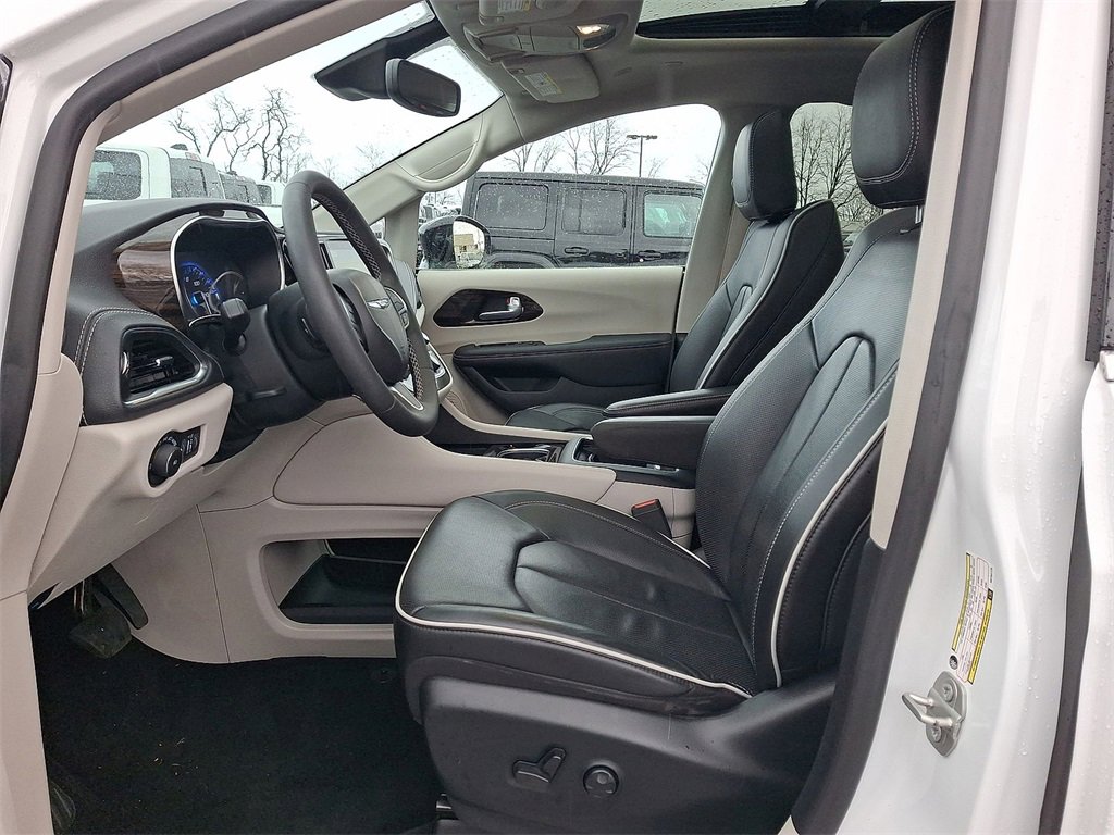Certified 2024 Chrysler Pacifica Limited image 11