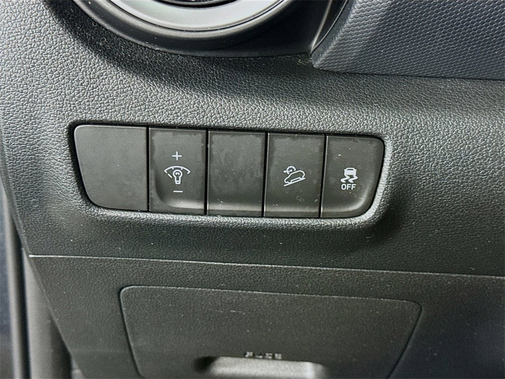 Certified 2022 Hyundai Kona SEL w/ Convenience Package image 20