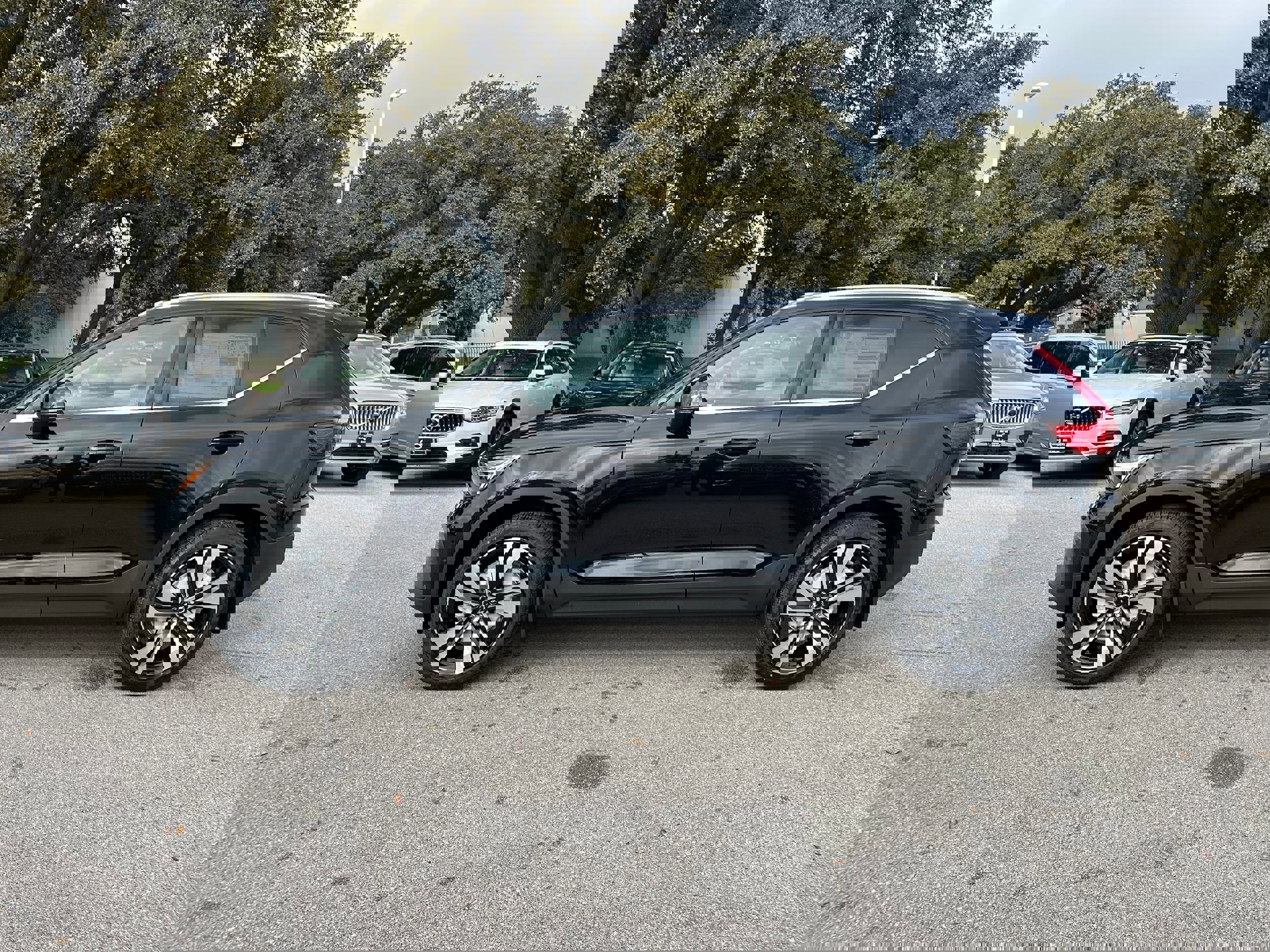 New 2025 Volvo XC40 B5 Plus image 3