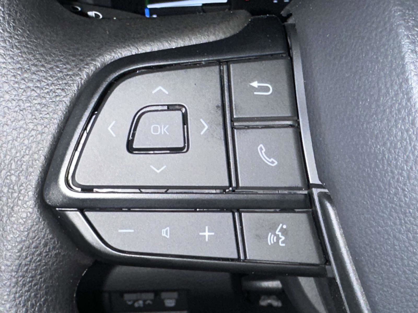 Used 2025 Toyota Sienna LE image 27