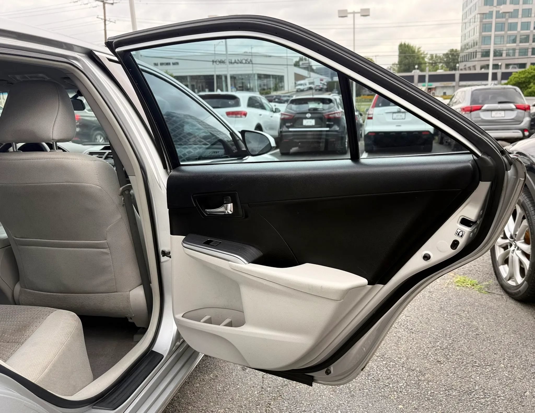 Used 2014 Toyota Camry LE FWD image 28