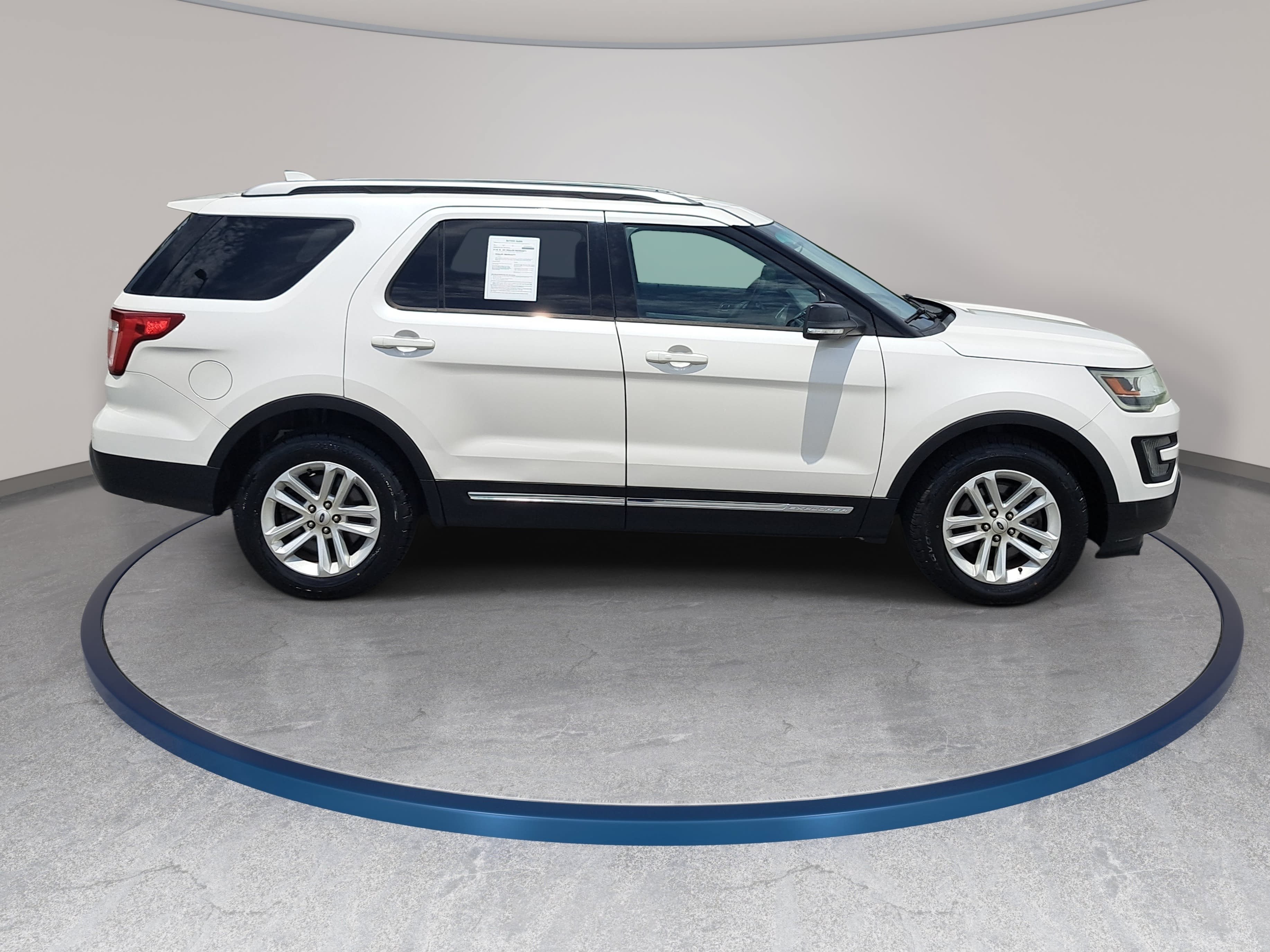Used 2016 Ford Explorer XLT w/ Equipment Group 201A FWD image 4