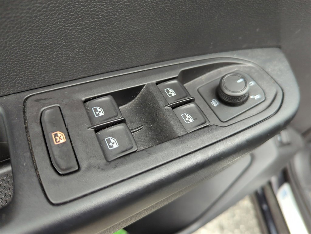 Used 2022 Volkswagen Taos SE w/ Panoramic Sunroof Package image 30