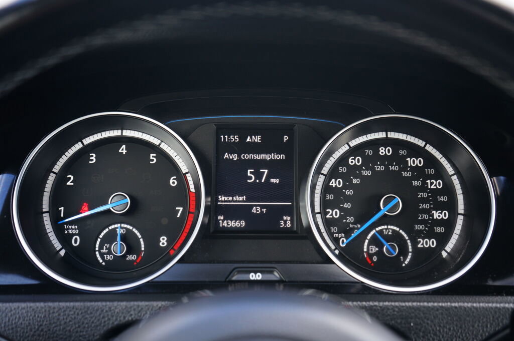 Used 2015 Volkswagen Golf R 4-Door image 16