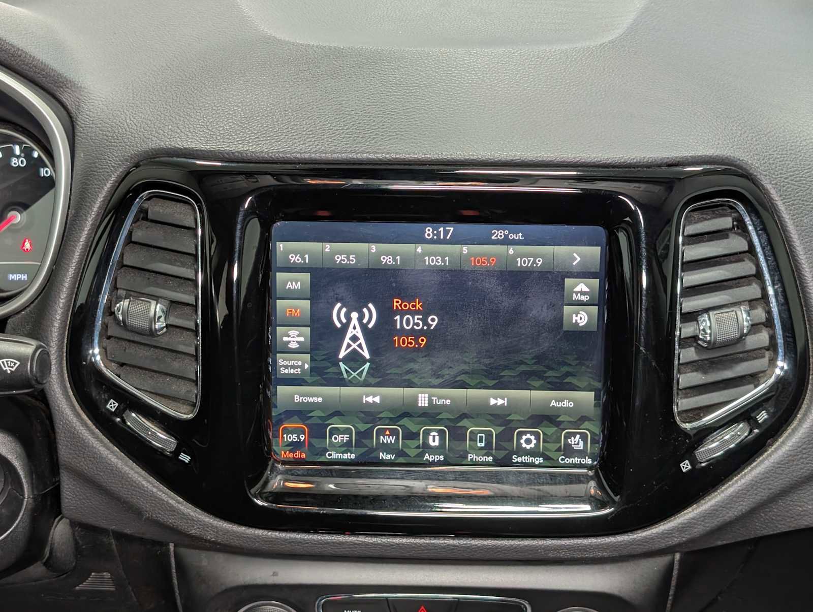 Used 2021 Jeep Compass Limited w/ Elite Exterior Group AWD/4WD image 18