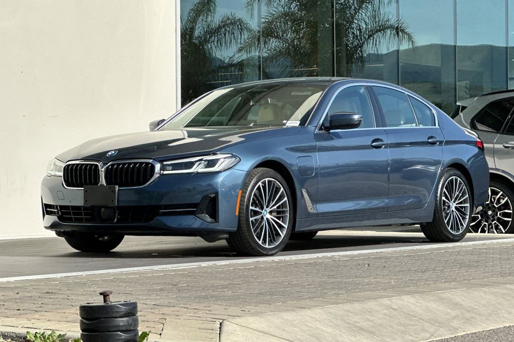 Used 2023 BMW 530e w/ Premium Package image 7