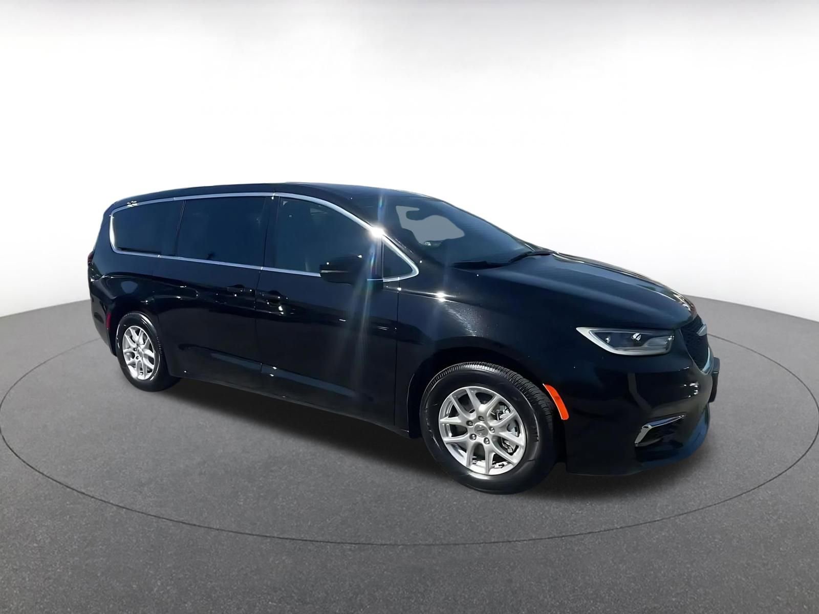 Used 2025 Chrysler Pacifica Select image 2