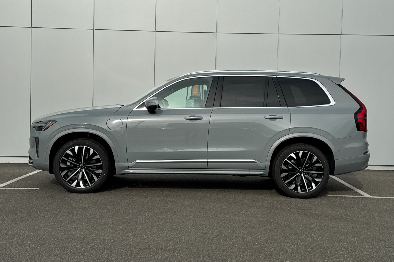 New 2026 Volvo XC90 T8 Plus w/ Protection Package AWD/4WD image 2