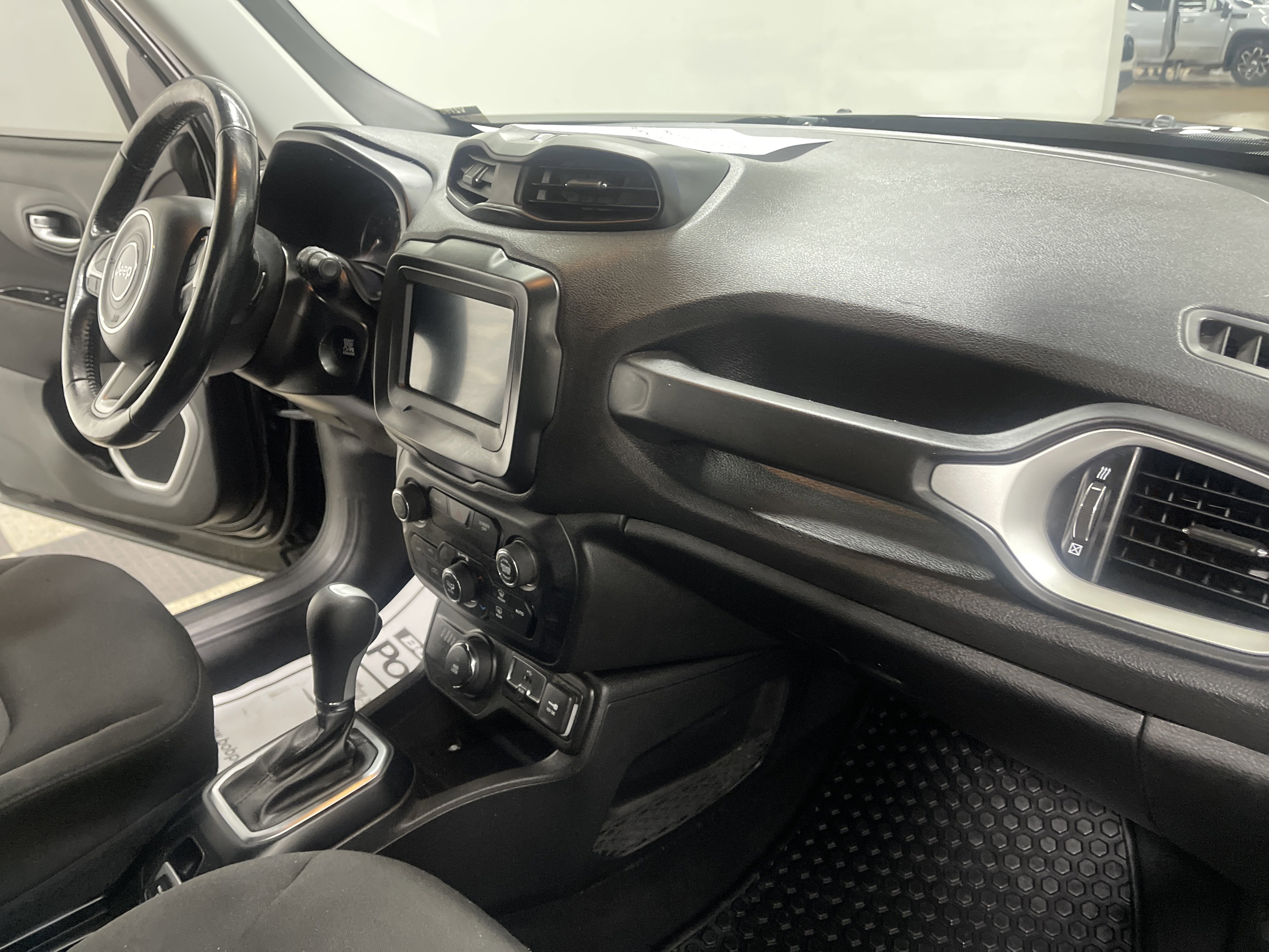 Used 2018 Jeep Renegade Latitude w/ Cold Weather Group image 25