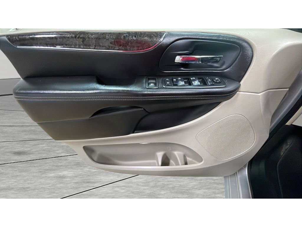 Used 2011 Chrysler Town & Country Touring-L w/ Entertainment Group #2 FWD image 21