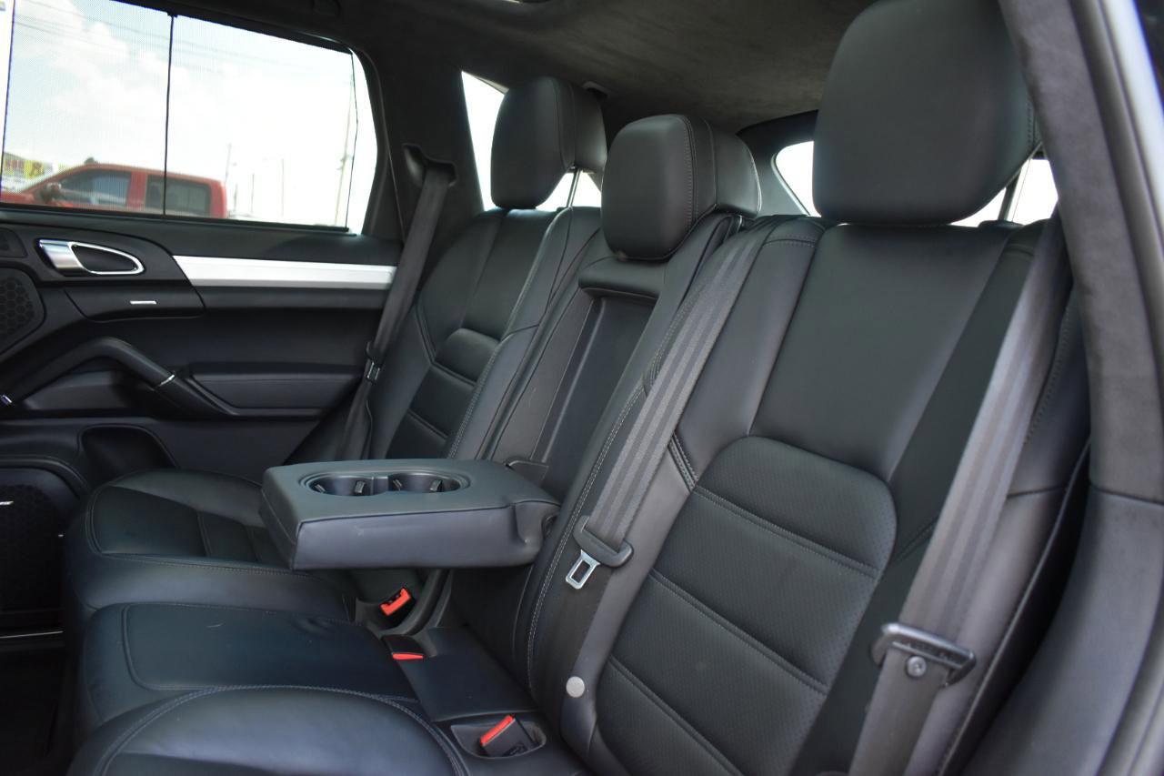 Used 2015 Porsche Cayenne Turbo AWD/4WD image 28