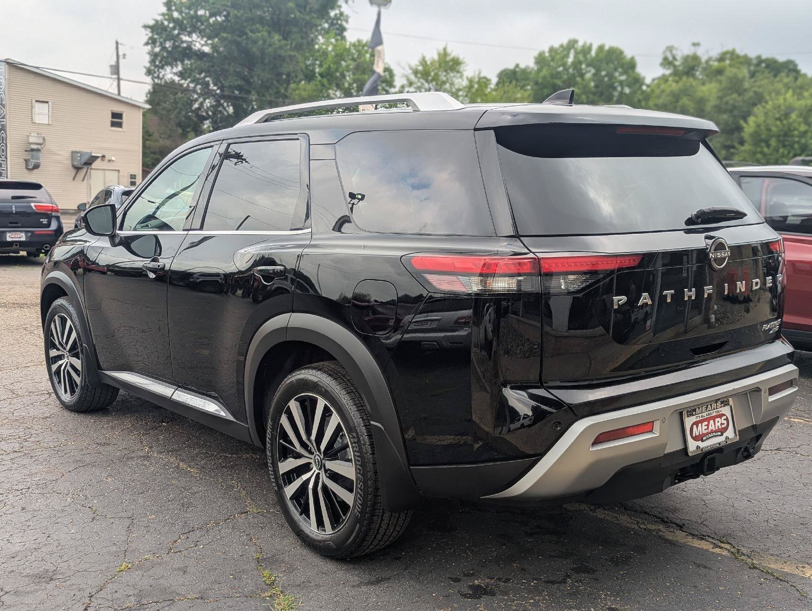 Used 2023 Nissan Pathfinder Platinum w/ Cargo Package AWD/4WD image 11