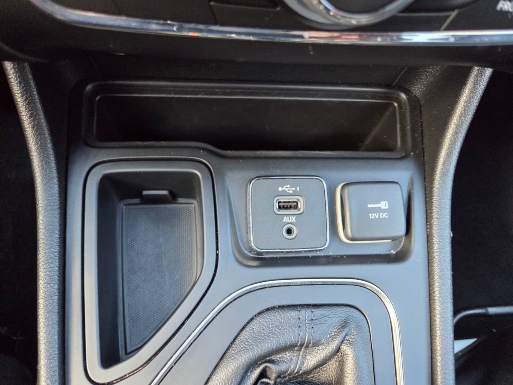Used 2021 Jeep Cherokee Latitude Plus FWD image 17
