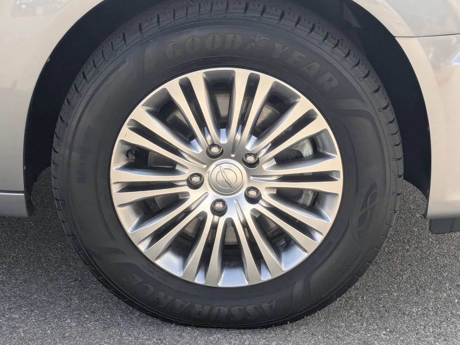 Used 2014 Chrysler Town & Country Touring-L w/ Driver Convenience Group FWD image 13