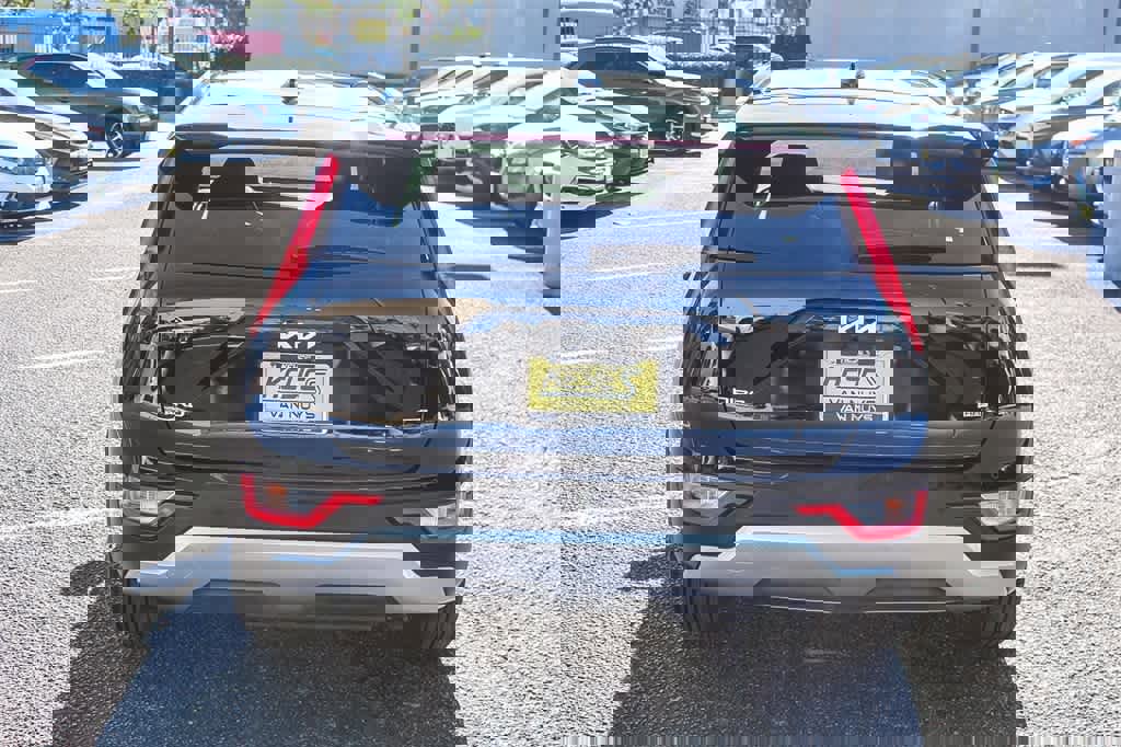 Used 2023 Kia Niro EX image 6