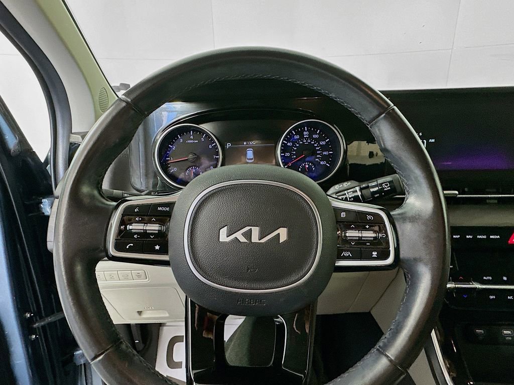 Used 2022 Kia Carnival EX image 11