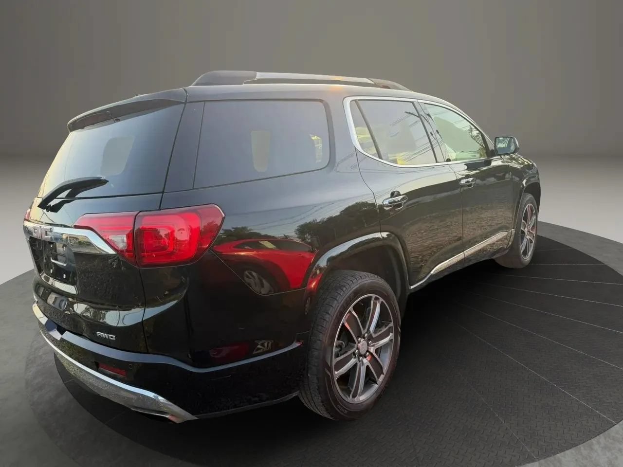 Used 2017 GMC Acadia Denali w/ Technology Package AWD/4WD image 5