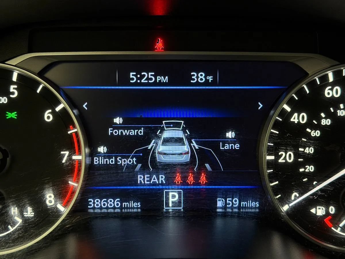 Used 2023 Nissan Altima 2.5 SR FWD image 11