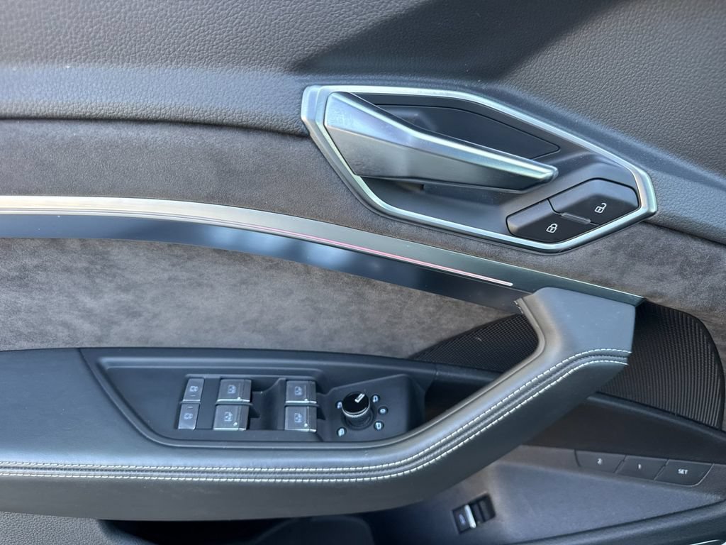 Used 2019 Audi e-tron Prestige w/ Prestige Package AWD/4WD image 12