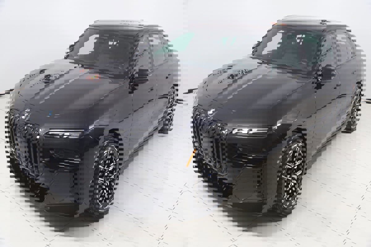 Used 2023 BMW 740i w/ Parking Assistance Package image 29