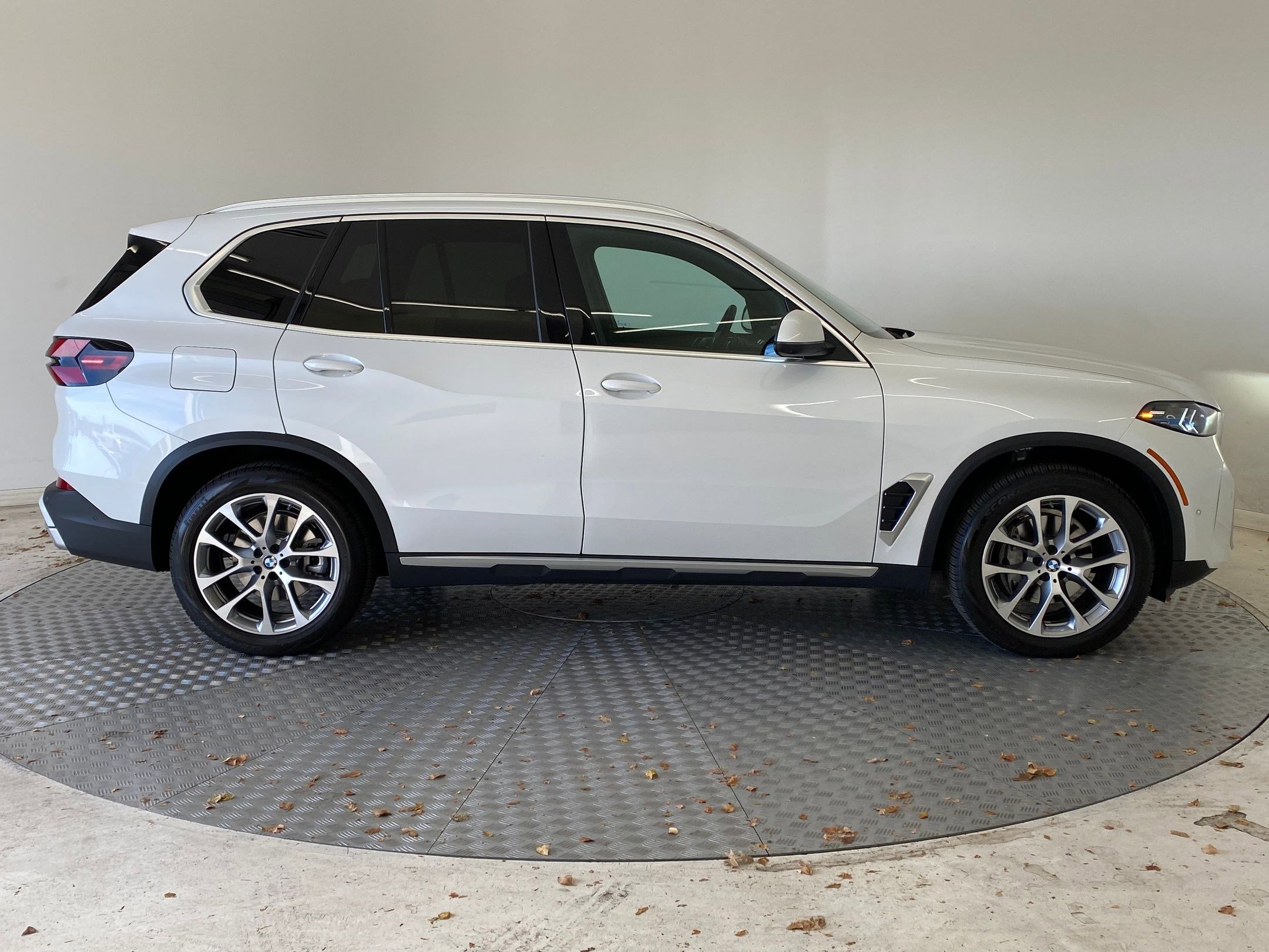 Used 2026 BMW X5 xDrive40i w/ Climate Comfort Package image 7