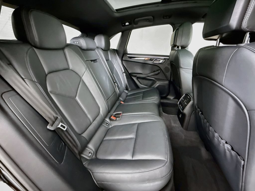 Certified 2023 Porsche Macan Turbo AWD/4WD image 28
