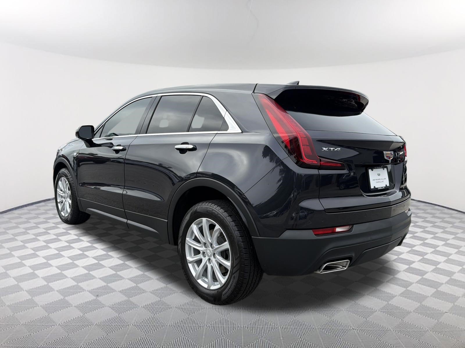 Used 2023 Cadillac XT4 Luxury w/ Cold Weather Package FWD image 8