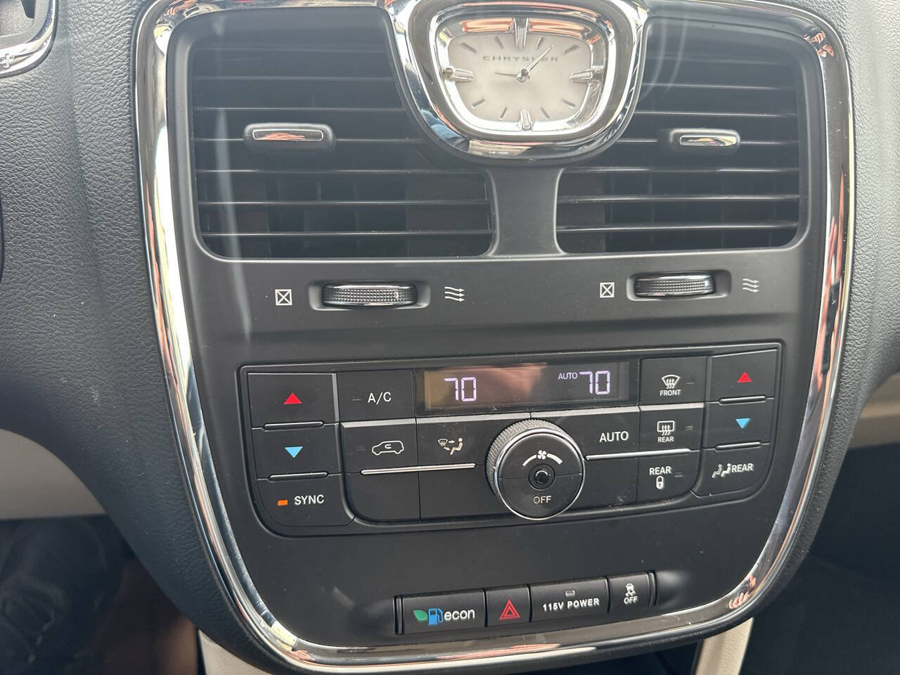 Used 2015 Chrysler Town & Country Touring FWD image 23