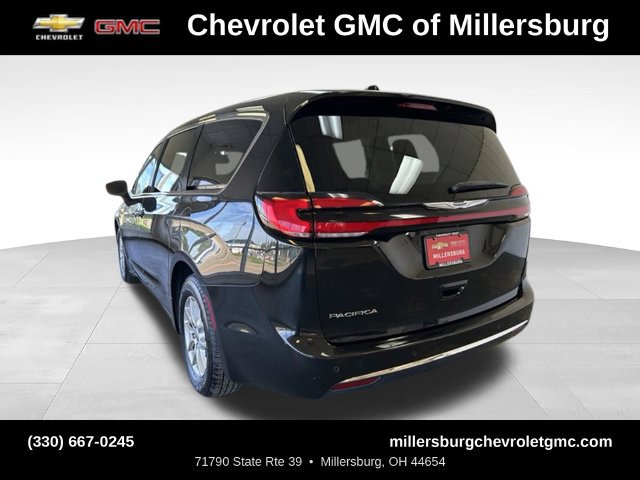 Used 2023 Chrysler Pacifica Touring-L FWD image 4