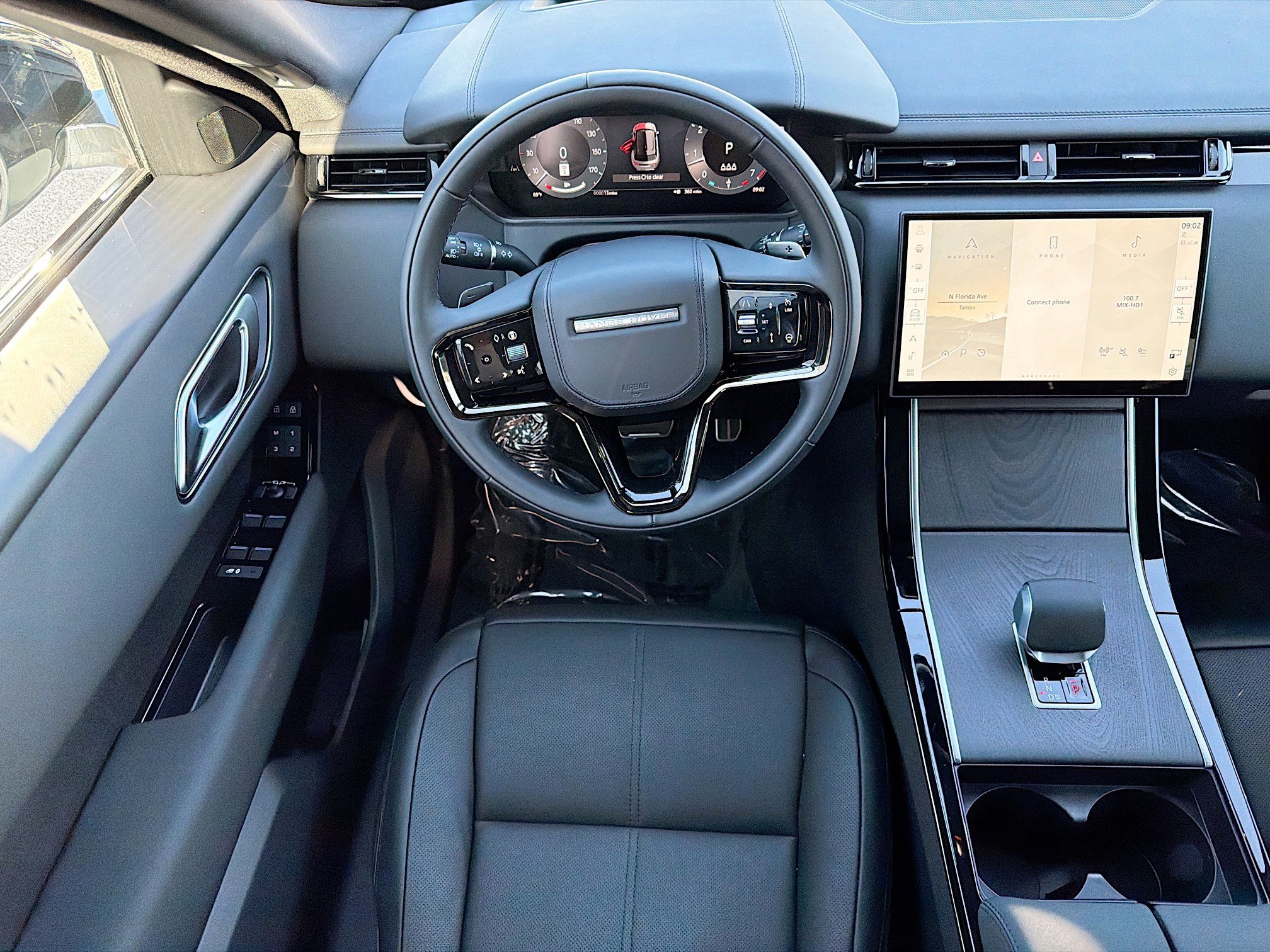 New 2026 Land Rover Range Rover Velar Dynamic SE AWD/4WD image 17