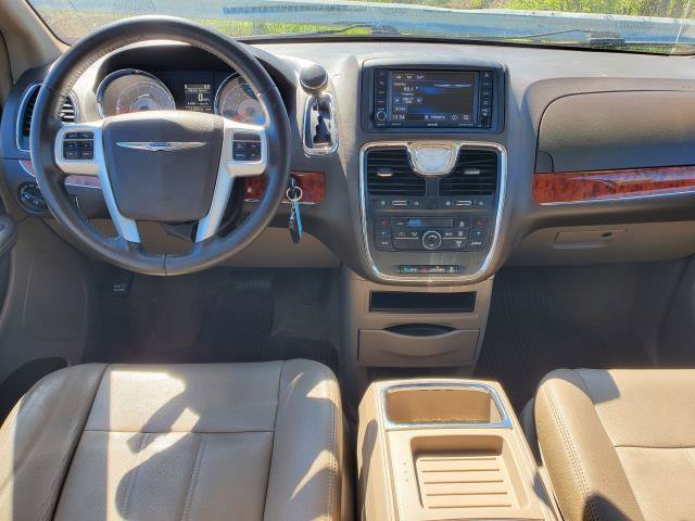 Used 2014 Chrysler Town & Country Touring FWD image 20