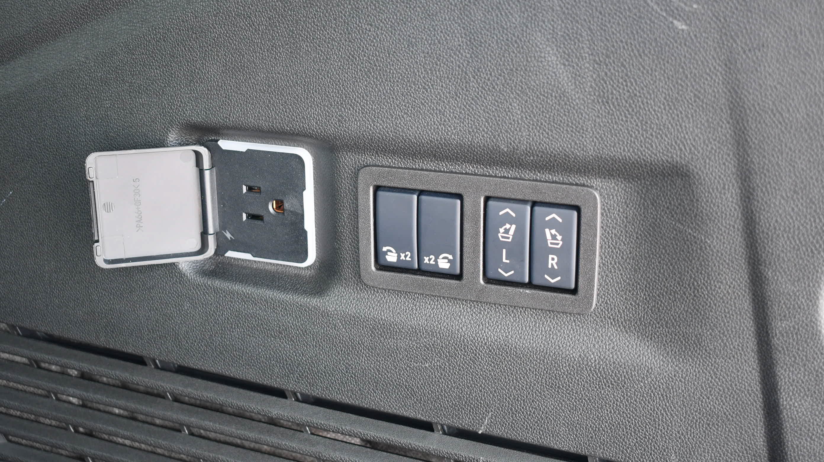 Used 2025 GMC Yukon XL Denali Ultimate AWD/4WD image 12