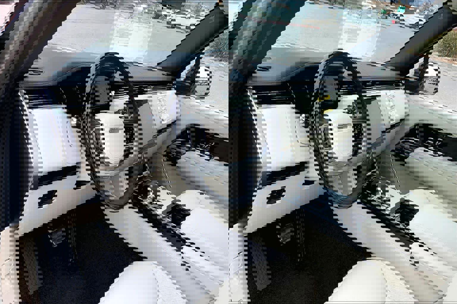 New 2025 Land Rover Range Rover SE image 8