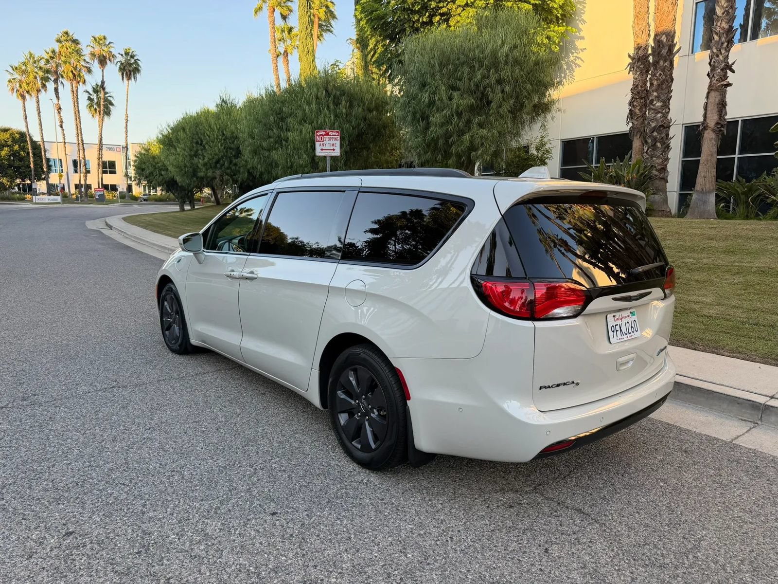 Used 2020 Chrysler Pacifica Limited w/ Advanced Safetytec Group FWD image 7