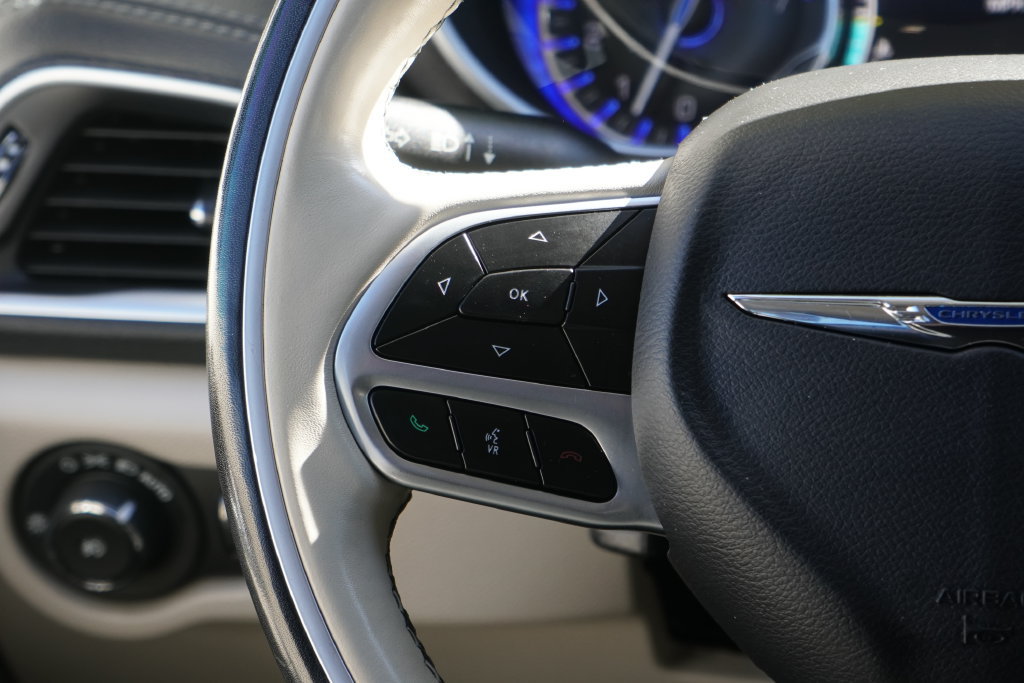 Used 2020 Chrysler Pacifica Limited FWD image 15