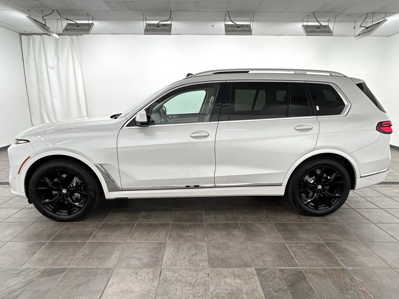 Used 2023 BMW X7 xDrive40i w/ Executive Package image 2