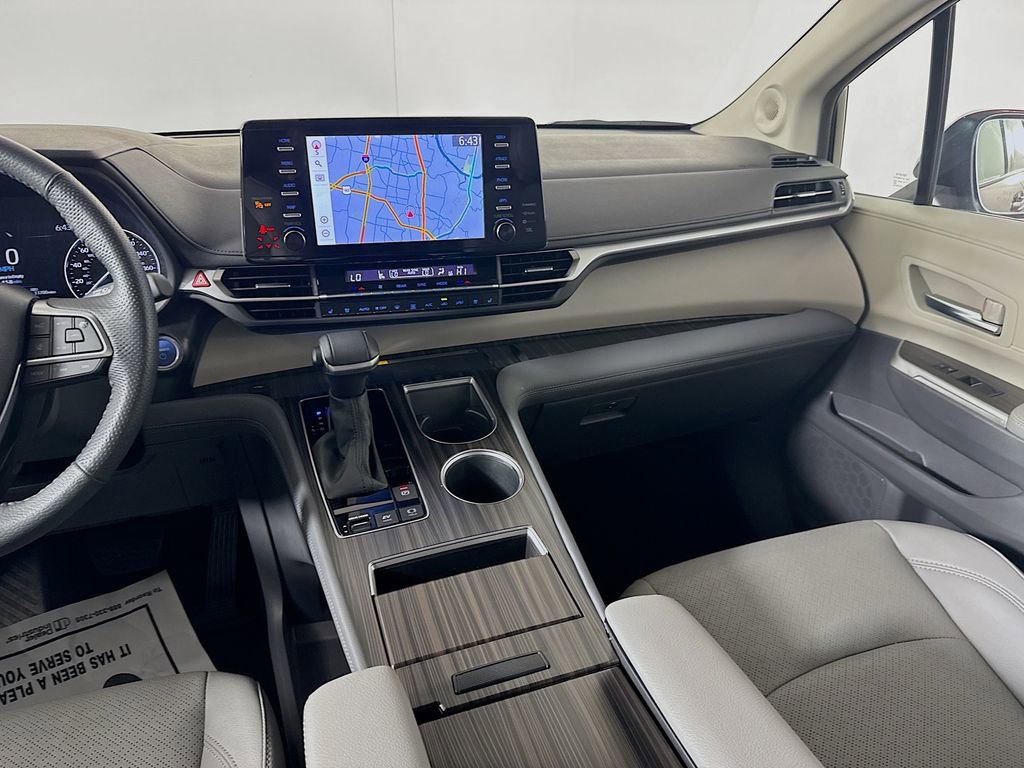 Used 2024 Toyota Sienna Limited image 28