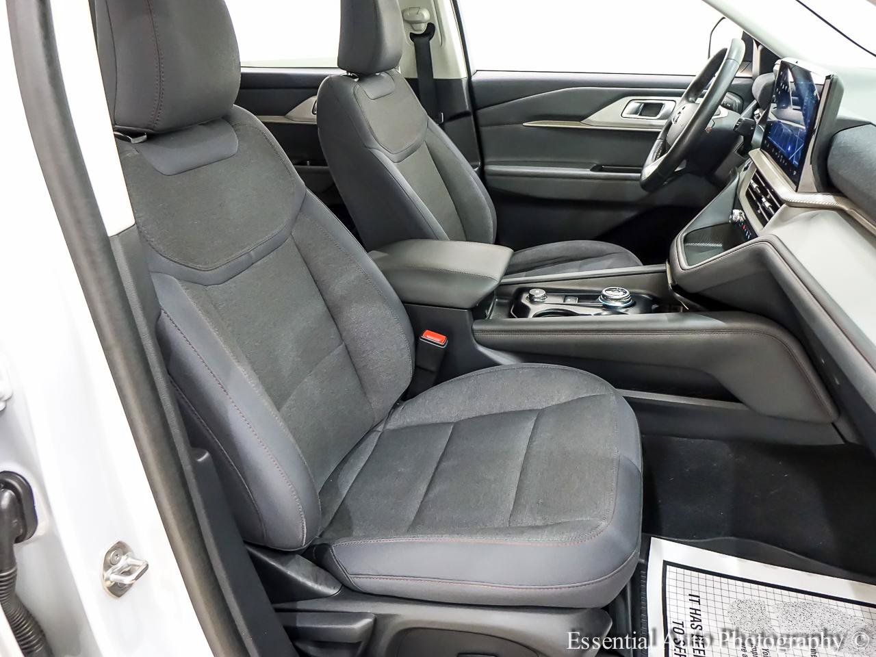 Used 2025 Ford Explorer Active AWD/4WD image 33