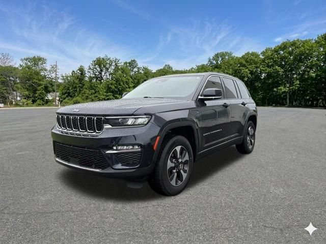 Used 2022 Jeep Grand Cherokee Limited 4xe w/ Luxury Tech Group II AWD/4WD image 4
