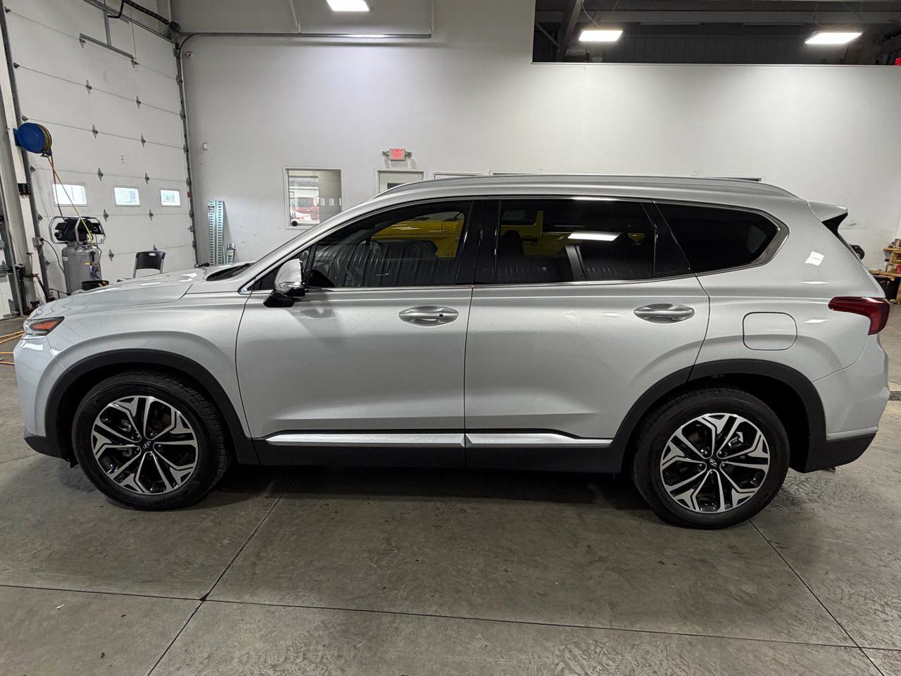 Used 2019 Hyundai Santa Fe Limited AWD/4WD image 2
