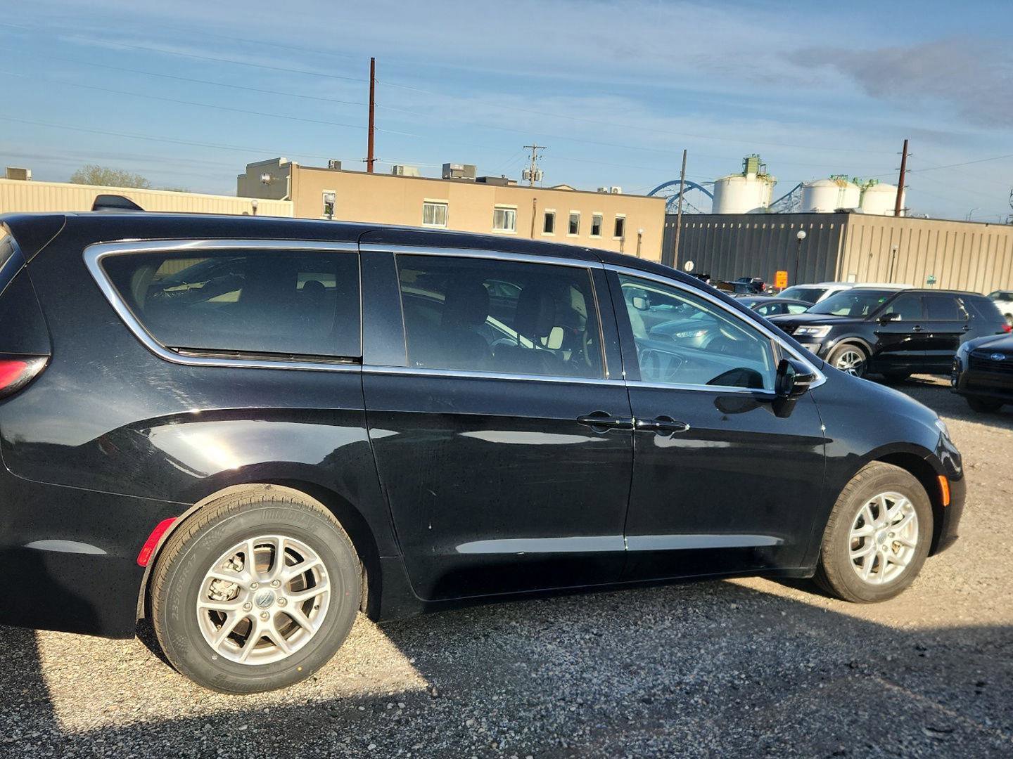 Used 2024 Chrysler Pacifica Touring-L FWD image 4