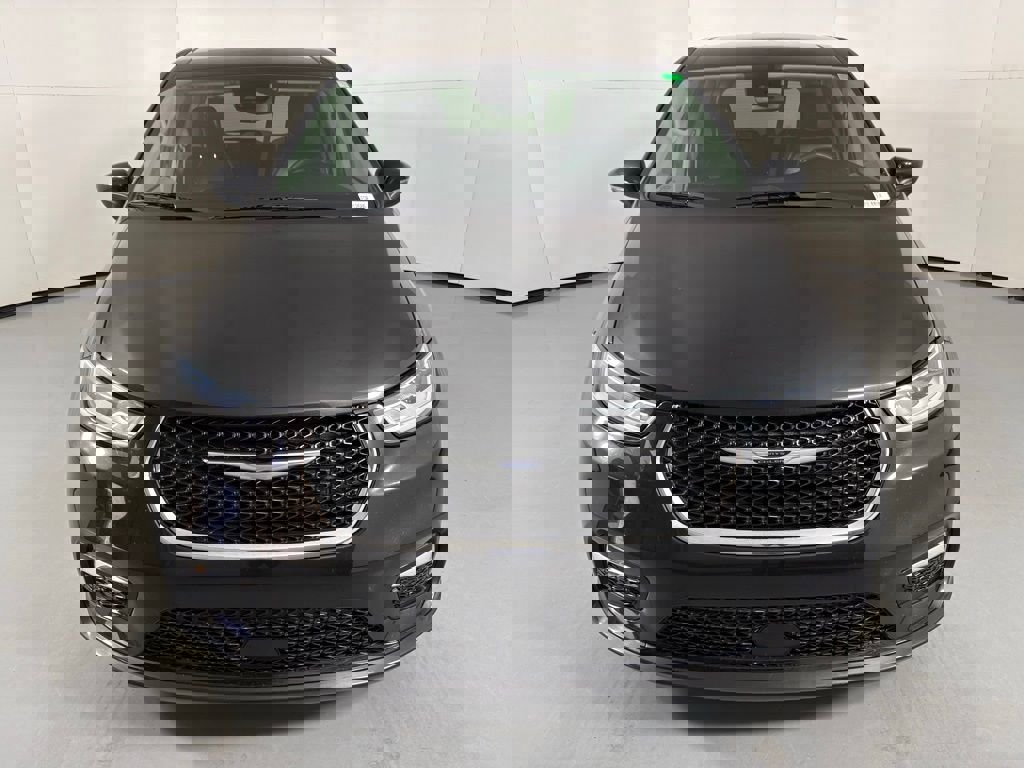 Used 2023 Chrysler Pacifica Touring-L image 3