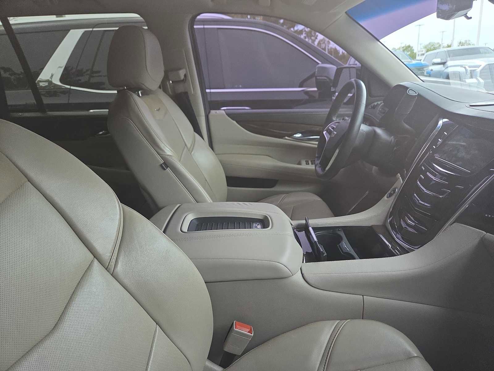 Used 2018 Cadillac Escalade Premium Luxury AWD/4WD image 3