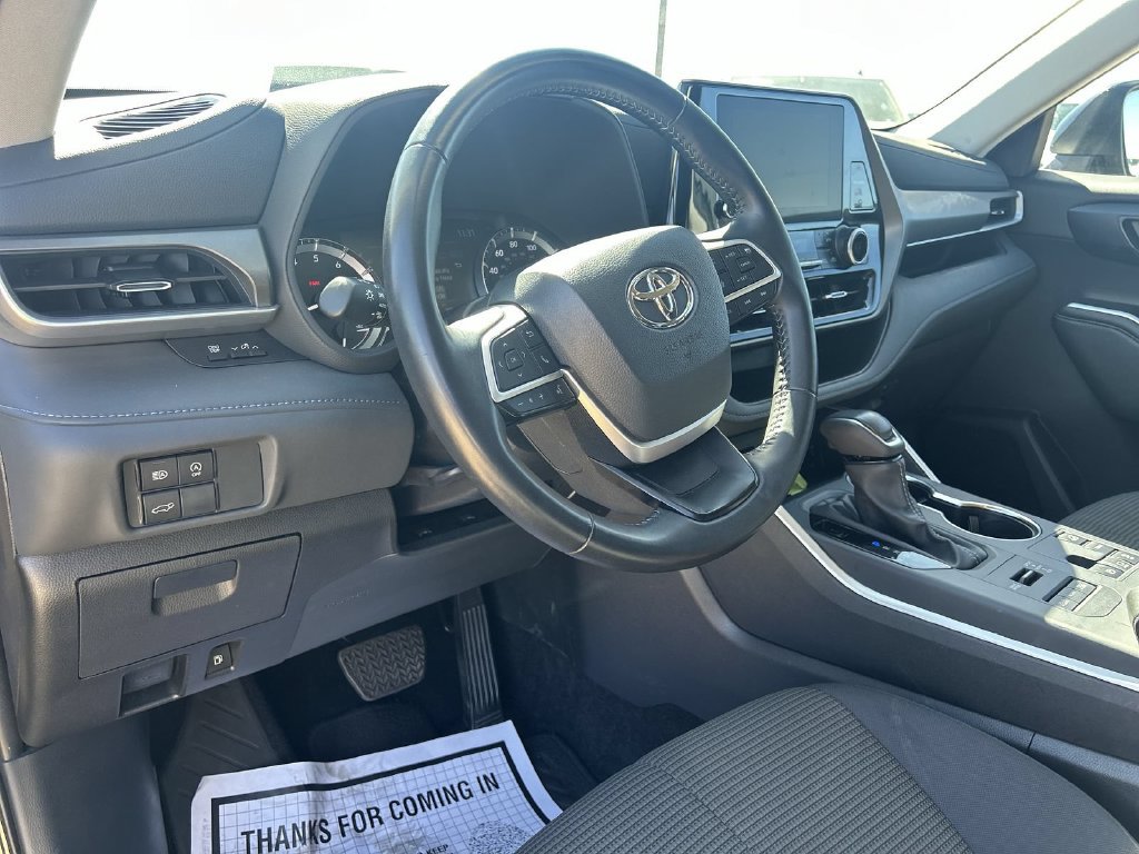 Used 2025 Toyota Highlander LE AWD/4WD image 13