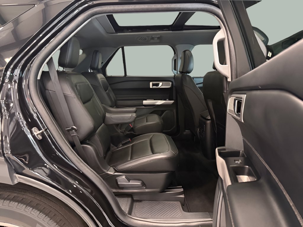 Used 2024 Ford Explorer XLT w/ Equipment Group 202A AWD/4WD image 30