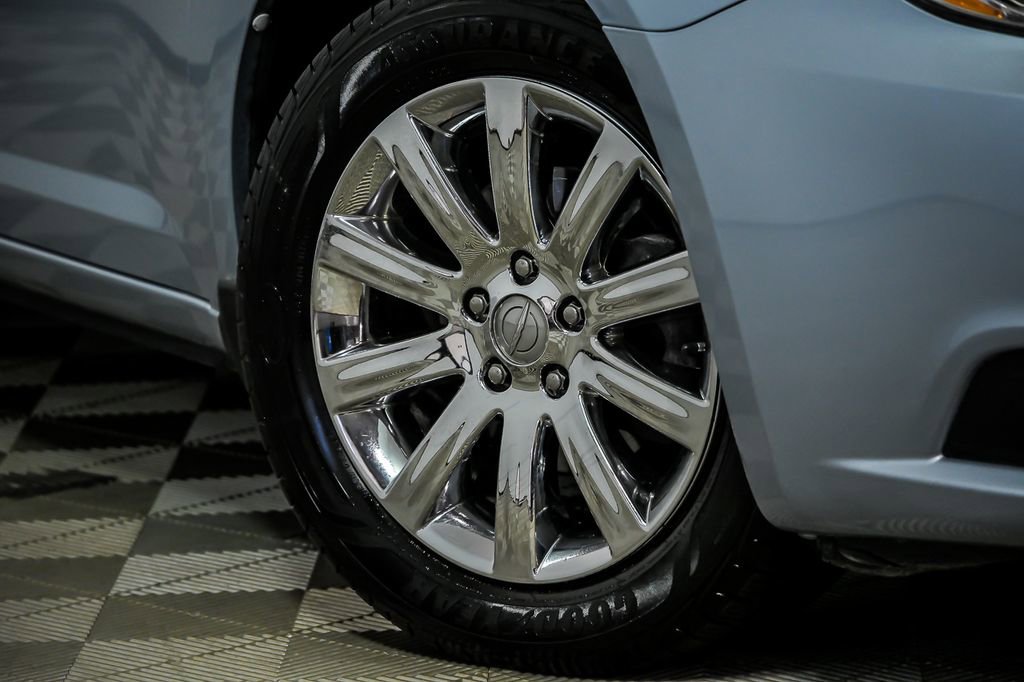 Used 2013 Chrysler 200 Touring FWD image 3